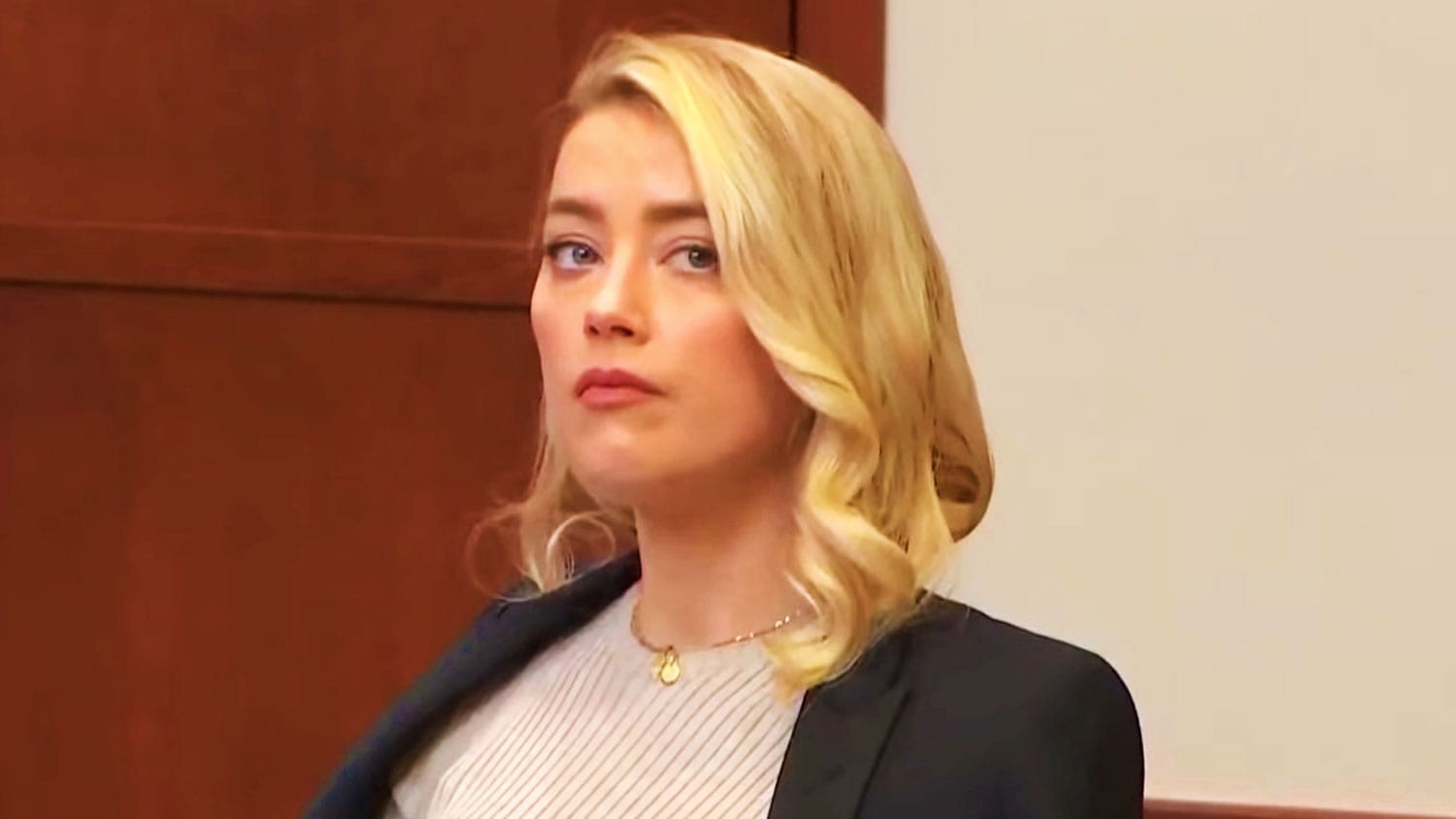 Amber-Heard-Aggressively-Booed-On-Her-Way-Into-Court