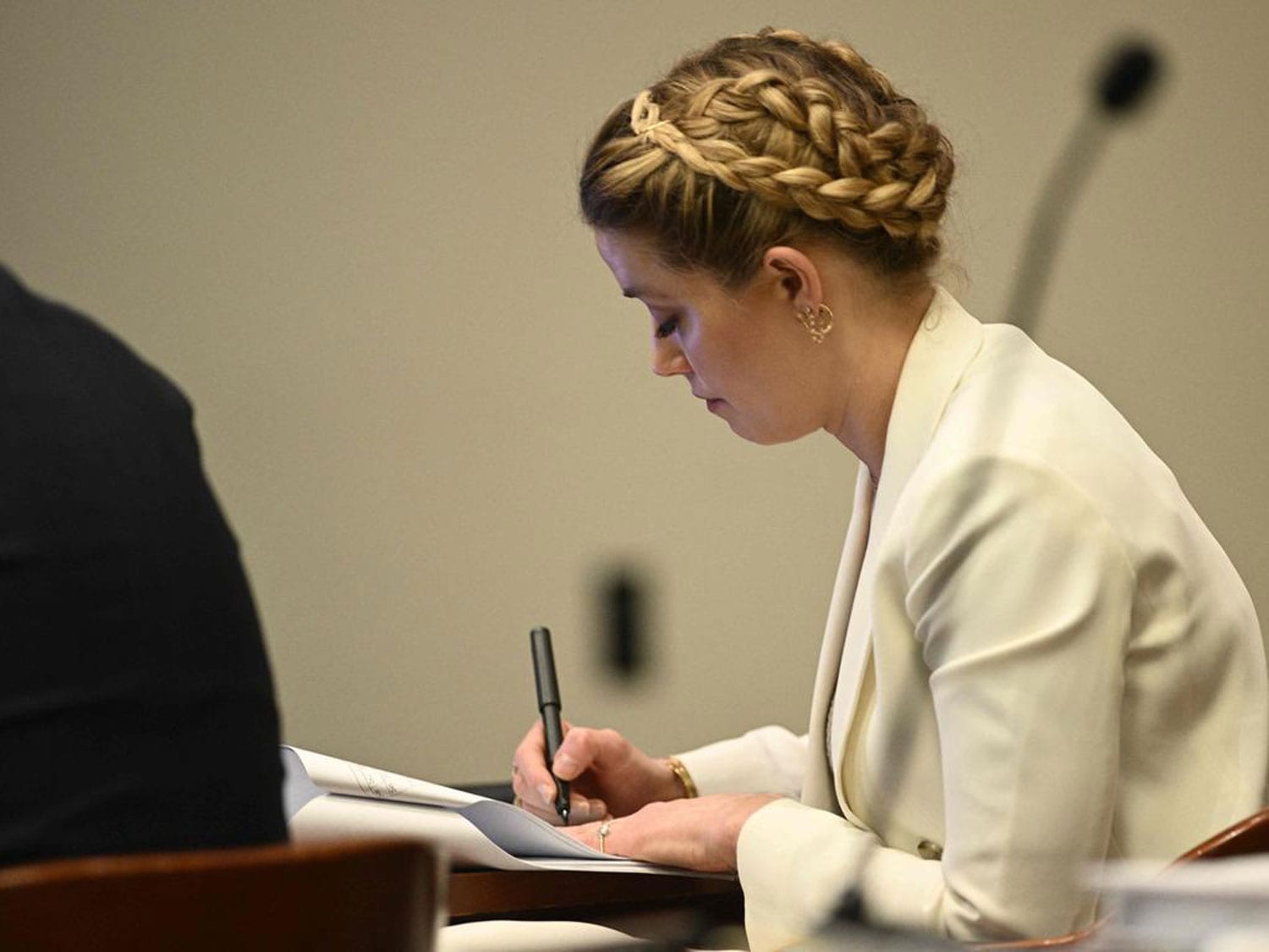 Amber-Heard-Faking-Taking-Notes